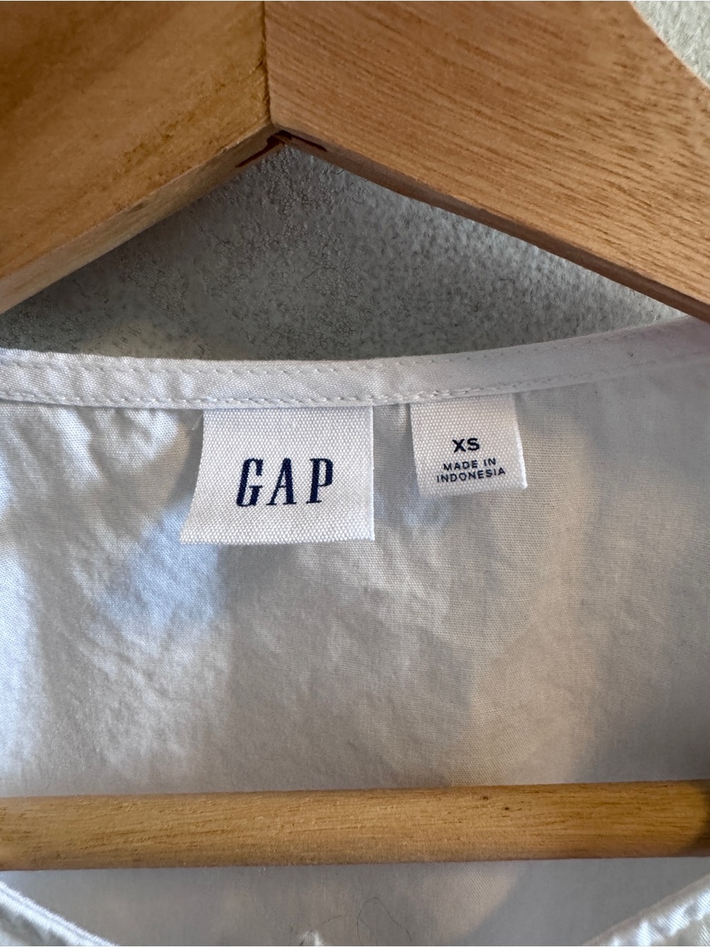 GAP - Women’s White Button-Up Blouse with Puff Sleeves - Picture 2 of 6